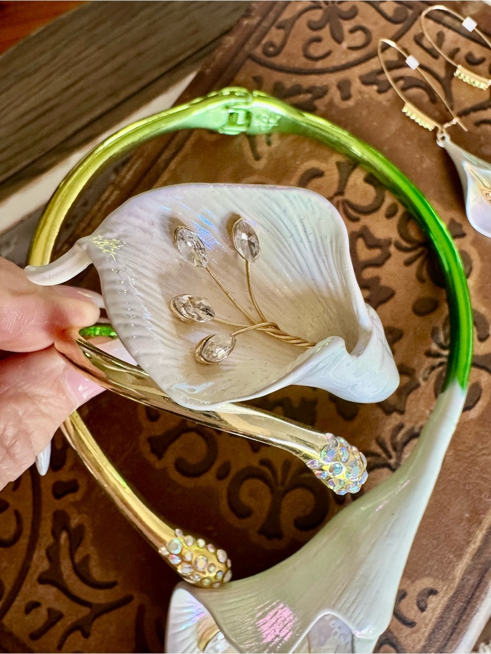 Betsey Johnson Iridescent White and Green Calla Lily Necklace,Earring,&Bracelet - Picture 3 of 6